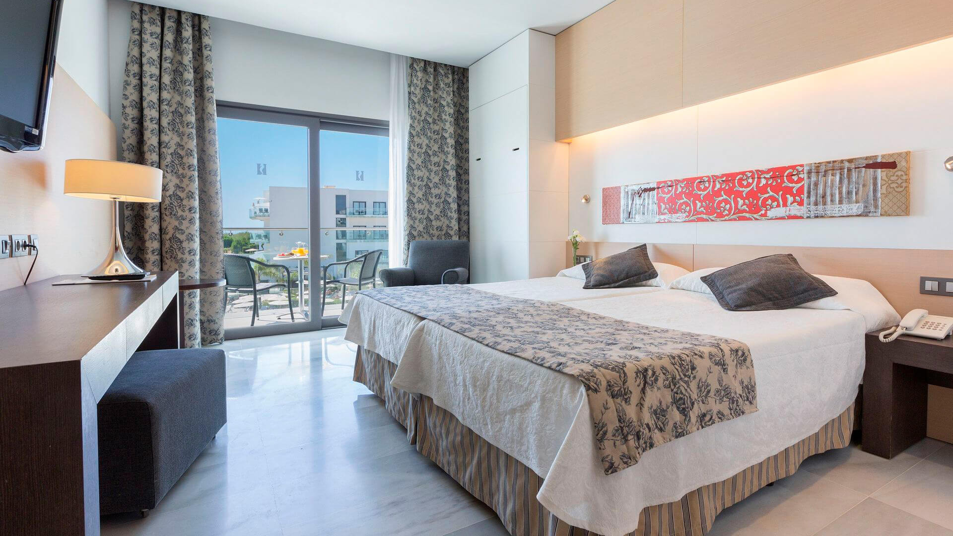 Doppelzimmer mit seitlichem Meerblick im Hipotels Gran Conil in Andalusien
